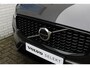 Volvo XC60 2.0 T6 Plug-in hybrid AWD Plus Dark Verwarmbare Voor- En Achterstoelen | 360 Graden Camera | Apple Carplay/Android Auto | Adaptieve Cruise Control | Panoramisch Schuif-/kanteldak | Draadloze Telefoonlader | Trekhaak Semi-Elektrisch | LED Koplampen | Elektrisch Verstelbare Stoelen | Keyless Entry | Lederen Bekleding | Stuurwielverwarming