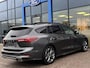 Ford Focus Wagon 1.0 EcoBoost Hybrid ST Line X 155PK Automaat Afn. Trekhaak Panodak Winterpack Adaptieve Cruise Camera Blind-Spot Parkeersensoren Keyless B&O Full-LED Climate *1500KG Trekgewicht*