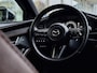 Mazda 3 2.0 e-SkyActiv-X M Hybrid 186 Nagisa | Aero pakket | Alcantara/Leder met stoelgeheugen | Achteruitrijcamera | Bose | HeadupDisplay | Navigatie en draadloze Applecarplay\Androidauto | Verlichte Dorpelbeschermers | Parelmoer Wit