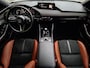 Mazda 3 2.0 e-SkyActiv-X M Hybrid 186 Nagisa | Aero pakket | Alcantara/Leder met stoelgeheugen | Achteruitrijcamera | Bose | HeadupDisplay | Navigatie en draadloze Applecarplay\Androidauto | Verlichte Dorpelbeschermers | Parelmoer Wit