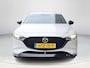 Mazda 3 2.0 e-SkyActiv-X M Hybrid 186 Nagisa | Aero pakket | Alcantara/Leder met stoelgeheugen | Achteruitrijcamera | Bose | HeadupDisplay | Navigatie en draadloze Applecarplay\Androidauto | Verlichte Dorpelbeschermers | Parelmoer Wit
