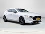 Mazda 3 2.0 e-SkyActiv-X M Hybrid 186 Nagisa | Aero pakket | Alcantara/Leder met stoelgeheugen | Achteruitrijcamera | Bose | HeadupDisplay | Navigatie en draadloze Applecarplay\Androidauto | Verlichte Dorpelbeschermers | Parelmoer Wit