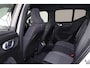 Volvo XC40 B3 Plus Dark - IntelliSafe Assist & Surround - Harman/Kardon audio - Parkeercamera achter - Parkeersensoren voor & achter - Elektr. bedienb. voorstoelen met geheugen links - Draadloze tel. lader - Extra getint glas - 19' LMV