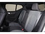 Volvo XC40 B3 Plus Dark - IntelliSafe Assist & Surround - Harman/Kardon audio - Parkeercamera achter - Parkeersensoren voor & achter - Elektr. bedienb. voorstoelen met geheugen links - Draadloze tel. lader - Extra getint glas - 19' LMV