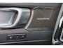 Volvo XC40 B3 Plus Dark - IntelliSafe Assist & Surround - Harman/Kardon audio - Parkeercamera achter - Parkeersensoren voor & achter - Elektr. bedienb. voorstoelen met geheugen links - Draadloze tel. lader - Extra getint glas - 19' LMV