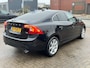 Volvo S60 1.5 T3 Automaat Nordic+ Navigatie Xenon Standkachel Leer Stoelverwarming 17 Inch Velgen Parkeersensoren Getint Glas NL Auto