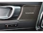 Volvo XC40 B3 Plus Black Edition - Panorama/schuifdak - IntelliSafe Assist & Surround - 360º Camera - Harman/Kardon audio - Verwarmde voorstoelen & stuur - Parkeersensoren voor & achter - Elektr. bedienb. voorstoelen met geheugen links - Draadloze tel. lader - Extra getint glas - 20' LMV