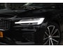 Volvo V60 2.0 T6 Plug-in hybrid AWD Plus Dark | 360* Camera| Harman Kardon audiosysteem| Stoelverwarming voor + achter| Stuurwielverwarming| Verwarmbare voorruit| Semi- elektrisch inklapbare trekhaak|