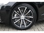Volvo V60 2.0 T6 Plug-in hybrid AWD Plus Dark | 360* Camera| Harman Kardon audiosysteem| Stoelverwarming voor + achter| Stuurwielverwarming| Verwarmbare voorruit| Semi- elektrisch inklapbare trekhaak|