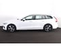 Volvo V60 B3 Momentum Advantage - IntelliSafe Assist & Surround - Parkeercamera achter - Verwarmde voorstoelen & stuur - Parkeersensoren voor & achter - Apple Carplay & Android Auto - Elektr. inklapbare trekhaak - 17' LMV