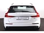 Volvo V60 B3 Momentum Advantage - IntelliSafe Assist & Surround - Parkeercamera achter - Verwarmde voorstoelen & stuur - Parkeersensoren voor & achter - Apple Carplay & Android Auto - Elektr. inklapbare trekhaak - 17' LMV