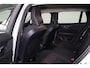 Volvo V60 B3 Momentum Advantage - IntelliSafe Assist & Surround - Parkeercamera achter - Verwarmde voorstoelen & stuur - Parkeersensoren voor & achter - Apple Carplay & Android Auto - Elektr. inklapbare trekhaak - 17' LMV