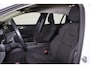 Volvo V60 B3 Momentum Advantage - IntelliSafe Assist & Surround - Parkeercamera achter - Verwarmde voorstoelen & stuur - Parkeersensoren voor & achter - Apple Carplay & Android Auto - Elektr. inklapbare trekhaak - 17' LMV