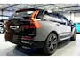 Volvo XC60 2.0 T8 AWD 335kW/456pk Aut8 MJ2026 Plug-in hybrid Ultra Black Edition LUCHTVERING + HARMAN/KARDON + PANORAMADAK + BLIS + STOELMASSAGE + PILOT ASSIST + STOELVERWARMING V&A + ADAPT.CRUISE + STUURVERWARMING + 360 CAMERA + PARKSENSOREN + 21" LM-VELGEN!!