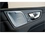 Volvo XC60 2.0 T8 AWD 335kW/456pk Aut8 MJ2026 Plug-in hybrid Ultra Black Edition LUCHTVERING + HARMAN/KARDON + PANORAMADAK + BLIS + STOELMASSAGE + PILOT ASSIST + STOELVERWARMING V&A + ADAPT.CRUISE + STUURVERWARMING + 360 CAMERA + PARKSENSOREN + 21" LM-VELGEN!!