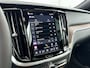 Volvo V60 T8 Ultra Dark Performance | 20" | Bowers & Wilkins | Geventileerd Nappa | Massagestoelen | Getint Glas | Panoramadak | Head-up | 360 Camera | Full LED | Adaptieve Cruise | BLIS