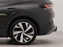 Volkswagen ID.4 Pro 77 kWh incl autom. wegklapbare trekhaak | Glazen panorama dak | Apple Carplay | Navigatie | Autom. wegklapbare trekhaak | Parkeersensoren voor en achter | Achteruitrij camera | Electr.bedienbare voorstoelen | Wifi | Warmtewerende v