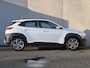 Hyundai Kona 1.6 GDI HEV Comfort Automaat / Dealer onderhouden / Trekhaak afneembaar / Trekgewicht 1300 Kg / Stuur en Stoel verwarming / Navigatie via Apple Carplay Android Auto / Achteruitrijcamera / Draadloze telefoon lader /