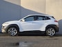 Hyundai Kona 1.6 GDI HEV Comfort Automaat / Dealer onderhouden / Trekhaak afneembaar / Trekgewicht 1300 Kg / Stuur en Stoel verwarming / Navigatie via Apple Carplay Android Auto / Achteruitrijcamera / Draadloze telefoon lader /
