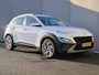 Hyundai Kona 1.6 GDI HEV Comfort Automaat / Dealer onderhouden / Trekhaak afneembaar / Trekgewicht 1300 Kg / Stuur en Stoel verwarming / Navigatie via Apple Carplay Android Auto / Achteruitrijcamera / Draadloze telefoon lader /