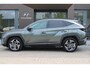 Hyundai Tucson 1.6 T-GDI PHEV Comfort Smart 4WD Demo Deal: 299,- p/m !! | Cruise control adaptief met Stop&Go | Elektrisch bedienbare achterklep met sensorsturing | Voorstoelen verwarmd