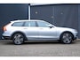 Volvo V90 Cross Country 2.0 T5 Pro | Bowers & Wilkins Hifi | Panoramisch schuif-/kanteldak | Massagestoelen | Luchtvering | All season banden | Geventileerde stoelen | BLIS | Adaptieve Cruise Control | 360 graden Camera |