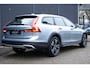 Volvo V90 Cross Country 2.0 T5 Pro | Bowers & Wilkins Hifi | Panoramisch schuif-/kanteldak | Massagestoelen | Luchtvering | All season banden | Geventileerde stoelen | BLIS | Adaptieve Cruise Control | 360 graden Camera |