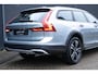 Volvo V90 Cross Country 2.0 T5 Pro | Bowers & Wilkins Hifi | Panoramisch schuif-/kanteldak | Massagestoelen | Luchtvering | All season banden | Geventileerde stoelen | BLIS | Adaptieve Cruise Control | 360 graden Camera |