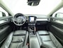 Volvo XC40 2.0 T5 AWD AUT-8 Leer-Contour+verwarmd Intro-Edition Adap.Cruise Camera Apple Carplay Navi Ecc DAB Pdc Intro Edition Keyless Lmv 19" Elek.Achterklep Lane Keeping BLIS Cross Traffic Alert Road Sign Info Pilot Assist Zeer complete unieke XC40 € 60.000 nieuw! 2.100kg trekvermogen!