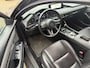 Mazda 3 2.0 e-SkyActiv-G M Hybrid 122 PK Luxury | Automaat | Camera | stoelverwarming | Stuurverwarming | Adaptive Cruise Control | Leder | Bose | Stoelgeheugen | Head up Display | Navigatie | Apple Carplay | Android Auto |
