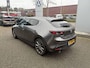 Mazda 3 2.0 e-SkyActiv-G M Hybrid 122 PK Luxury | Automaat | Camera | stoelverwarming | Stuurverwarming | Adaptive Cruise Control | Leder | Bose | Stoelgeheugen | Head up Display | Navigatie | Apple Carplay | Android Auto |