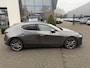 Mazda 3 2.0 e-SkyActiv-G M Hybrid 122 PK Luxury | Automaat | Camera | stoelverwarming | Stuurverwarming | Adaptive Cruise Control | Leder | Bose | Stoelgeheugen | Head up Display | Navigatie | Apple Carplay | Android Auto |