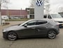 Mazda 3 2.0 e-SkyActiv-G M Hybrid 122 PK Luxury | Automaat | Camera | stoelverwarming | Stuurverwarming | Adaptive Cruise Control | Leder | Bose | Stoelgeheugen | Head up Display | Navigatie | Apple Carplay | Android Auto |