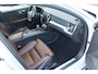 Volvo V60 T4 Automaat Momentum Pro | Trekhaak | Schuif/kanteldak | Verw. Voorstoelen | Getint glas | 18" LMV