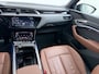 Audi E-tron 55 Quattro 95kWh 408PK Elektr.Leer+Verwarmd Pano-Dak Trekhaak Luchtvering Adap.Cruise Navi Ecc Stoelverwarming Business edition Plus SOH 93% LED Lmv Elek.Achterklep Privacy Glas Keyless Zwarte Hemel 1e Eigenaar 1.800KG Trekgewicht Zeer compleet! Volledig Dealer Onderhouden, net Beurt gehad bij Audi!
