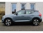 Volvo XC40 1.5 T4 Recharge R-Design | Dealeronderhouden | Verwarmbaar stuurwiel | Verwarmbare voorstoelen | Achteruitrij camera | Elektrische achterklep | Keyless | Apple carplay | Cruise control | LED-verlichting |