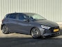 Hyundai i20 1.0 T-GDI Premium / Nederlandse Auto / Fabrieksgarantie t/m 02-2028 / Apple CarPlay/Android Auto / Navigatie / Bose Audio / Stoel- en Stuurverwarming / Keyless Entry / Climate Control / Achteruitrijcamera / Parkeersensoren voor + achter / Full LED verlichting /