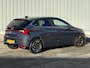 Hyundai i20 1.0 T-GDI Premium / Nederlandse Auto / Fabrieksgarantie t/m 02-2028 / Apple CarPlay/Android Auto / Navigatie / Bose Audio / Stoel- en Stuurverwarming / Keyless Entry / Climate Control / Achteruitrijcamera / Parkeersensoren voor + achter / Full LED verlichting /