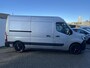 Renault Master T35 2.3 dCi 150 L2H2 Energy Work Edition / AIRCO / SIDEBARS / PARKEERSESNOREN / NAVIGATIE / TREKHAAK / BETIMMERING