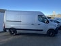 Renault Master T35 2.3 dCi 150 L2H2 Energy Work Edition / AIRCO / SIDEBARS / PARKEERSESNOREN / NAVIGATIE / TREKHAAK / BETIMMERING