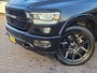 Dodge Ram 1500 5.7 V8 4x4 Crew Cab Laramie | Pano | Trekhaak | Leder | Alpine | Keyless | Camera | Sidesteps | Navi | 12" scherm | Klep uitlaat |