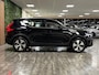 Volvo XC40 T4 Recharge Inscription MY23 | 360° Camera | Trekhaak | All Season banden | Bestuurdersstoel elektrisch geheugen | Harman Kardon | Adaptieve Cruise Control | Stoel en Stuurwielverwarming | Pilot Assist | BLIS Dode Hoek Detectie | Passagiersstoel elektrisch | Lederen bekleding | Zitting verlenging voorstoelen | 18 Inch | Keyless Drive | Parkeersensoren voor+achter | Elektrisch bedienbare achterklep | Breedstralers in voorbumper | Climate Control L+R | DAB Radio | Apple Carplay/Android Auto | Draadloos telefoon opladen | Volvo On Call met mobiele App functie |