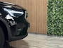 Volvo XC40 T4 Recharge Inscription MY23 | 360° Camera | Trekhaak | All Season banden | Bestuurdersstoel elektrisch geheugen | Harman Kardon | Adaptieve Cruise Control | Stoel en Stuurwielverwarming | Pilot Assist | BLIS Dode Hoek Detectie | Passagiersstoel elektrisch | Lederen bekleding | Zitting verlenging voorstoelen | 18 Inch | Keyless Drive | Parkeersensoren voor+achter | Elektrisch bedienbare achterklep | Breedstralers in voorbumper | Climate Control L+R | DAB Radio | Apple Carplay/Android Auto | Draadloos telefoon opladen | Volvo On Call met mobiele App functie |