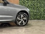 Volvo XC60 T8 AWD Recharge R-Design Head-Up Display | Harman Kardon | Adaptieve Cruise Control | Stoel en Stuurwielverwarming | Schuifdak | Full LED Meesturende koplampen | Pilot Assist | BLIS Dode Hoek Detectie | Parkeercamera | Elektrische voorstoelen geheugen | Contour stoelen | Zitting verlenging voorstoelen | Gelamineerde/geluidwerende zijruiten | 19 Inch | Keyless Drive | Parkeersensoren voor+achter | Prviacy Glass | Elektrisch bedienbare achterklep | Alarm Klasse III | DAB Radio | Apple Carplay/Android Auto | Volvo On Call met mobiele App functie | Osmium Grey Metallic |