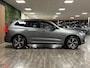 Volvo XC60 T8 AWD Recharge R-Design Head-Up Display | Harman Kardon | Adaptieve Cruise Control | Stoel en Stuurwielverwarming | Schuifdak | Full LED Meesturende koplampen | Pilot Assist | BLIS Dode Hoek Detectie | Parkeercamera | Elektrische voorstoelen geheugen | Contour stoelen | Zitting verlenging voorstoelen | Gelamineerde/geluidwerende zijruiten | 19 Inch | Keyless Drive | Parkeersensoren voor+achter | Prviacy Glass | Elektrisch bedienbare achterklep | Alarm Klasse III | DAB Radio | Apple Carplay/Android Auto | Volvo On Call met mobiele App functie | Osmium Grey Metallic |