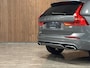Volvo XC60 T8 AWD Recharge R-Design Head-Up Display | Harman Kardon | Adaptieve Cruise Control | Stoel en Stuurwielverwarming | Schuifdak | Full LED Meesturende koplampen | Pilot Assist | BLIS Dode Hoek Detectie | Parkeercamera | Elektrische voorstoelen geheugen | Contour stoelen | Zitting verlenging voorstoelen | Gelamineerde/geluidwerende zijruiten | 19 Inch | Keyless Drive | Parkeersensoren voor+achter | Prviacy Glass | Elektrisch bedienbare achterklep | Alarm Klasse III | DAB Radio | Apple Carplay/Android Auto | Volvo On Call met mobiele App functie | Osmium Grey Metallic |