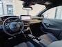 Peugeot 208 GT | Armsteunen op de voorportieren bekleed met kunstleder met groen sierstiksel (GT-Line) | Climate Control | Dashboard en deurpanelen in kunststof met carboneffect