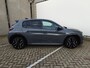 Peugeot 208 GT | Armsteunen op de voorportieren bekleed met kunstleder met groen sierstiksel (GT-Line) | Climate Control | Dashboard en deurpanelen in kunststof met carboneffect