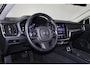 Volvo V60 B3 Essential Edition - Parkeercamera achter - Parkeersensoren voor & achter - Draadloze tel. lader - High Performance audio - Cruise control - Elektr. inklapbare trekhaak - 19' LMV