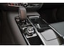 Volvo V60 T6 Recharge AWD Ultra Dark - Panorama/schuifdak - IntelliSafe Assist & Surround - Harman/Kardon audio - Parkeercamera achter - Verwarmde voorstoelen, stuur & achterbank - Parkeersensoren voor & achter - Elektr. bedienb. voorstoelen met geheugen - Extra getint glas - 19' LMV